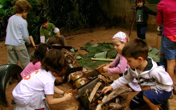 Documentário mostra o cotidiano da escola infantil Te-Arte, da qual a cineasta é ex-aluna.